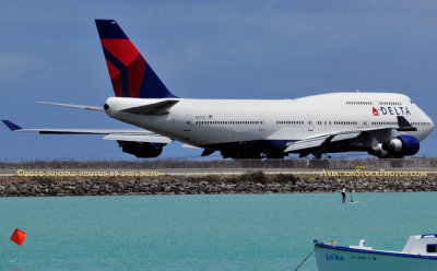 2010 - Delta Air Lines B747-451 N671US taxiing out for takeoff on the reef runway at Honolulu International Airport