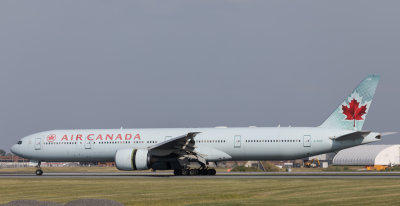 Air Canada's 777-300ER decelerates at YUL