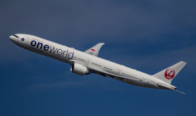 JA732J in OneWorld livery, but a different tail logo, Sep 2017