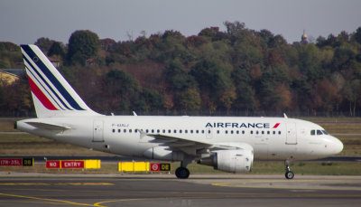 Air France A-318 at MXP, Oct 2017
