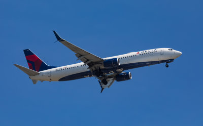 Delta B-737-900 approaching JFK Runway 13L, June 2018