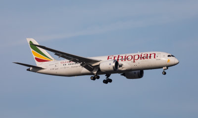 Ethiopias B-787 moments away from EWR 22L