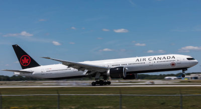 B-777-300ER in AC's new livery touches down at YUL
