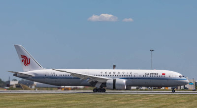 Air China's B-787-9 landing in YUL