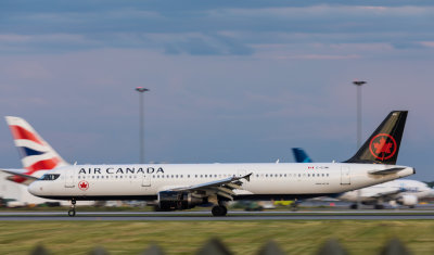 Air Canada's A-321 decelerate at YUL