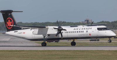 Air Canada Express Dash-8-400 touches down at YUL