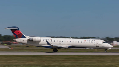 Comair CRJ-900 touches down at YUL