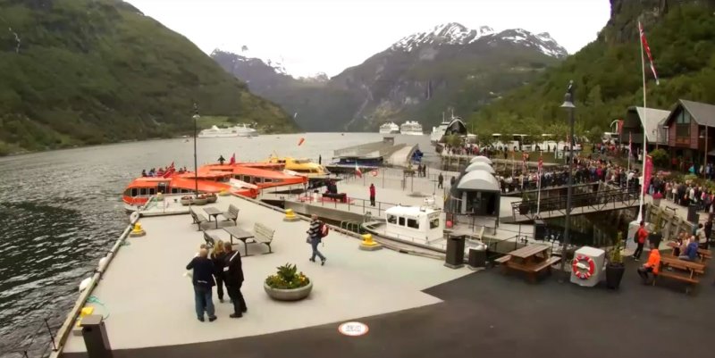 Geiranger webcam screenshot - Costa (long line) and Viking (few people) waiting for tenders