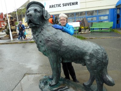 Back in Honningsvag, I admired this statue of a breed with which I was unfamiliar (lundehunde)