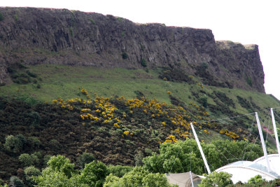 At the Holyroodhouse stop, I walked out to the street & found a view of the Salisbury Crags & Dynamic Earth.