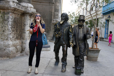 Guide Adriana with Caballero de Paris statue & busker