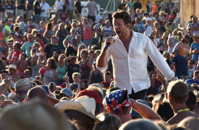 Brett Eldredge performs at Country Concert 2017