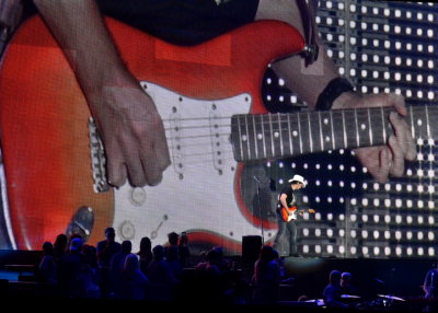 Brad Paisley plays in front of his huge big screen
