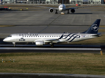 Embraer E190 PH-EZX