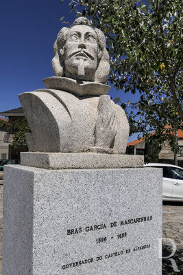 Com a conquista da região, por D. Dinis, e a assinatura do Tratado de Alcanizes, em 1297, passou a fazer parte do reino português. Com a fronteira mais distante, a importância militar desta vila foi-se reduzindo. Apesar disso, as guerras da Restauração voltaram a trazer a destruição a Alfaiates. O seu capitão, Brás Garcia de Mascarenhas, desempenhou um papel fundamental na defesa desta região e nas obras de remodelação da Praça-forte, dando–lhe a configuração atual.
( https://www.cm-sabugal.pt/concelho-do-sabugal/turismo-cultura-lazer/o-que-fazer/patrimonio/rota-dos-5-castelos/alfaiates/ )
