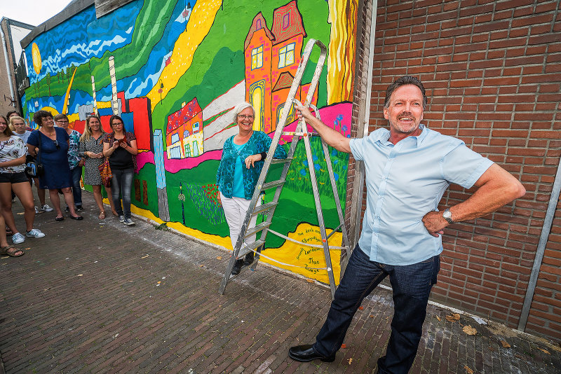 Onthulling Muurschildering in Hundertwasser Stijl