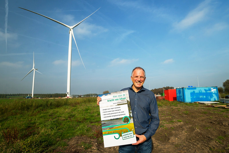 Jos van Oosten bij windmolen de Grote Geus