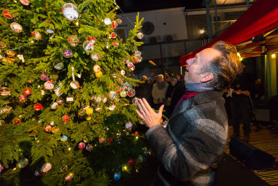 Joris Linssen bij zijn Kerstboom