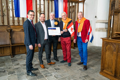 Rabobankcheque voor Oranjeconcert Vianen