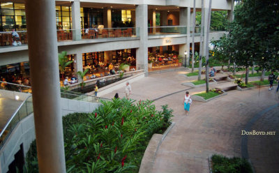 2009 - the shops and restaurants area on the ground floor adjacent to the Hale Koa Hotel lobby