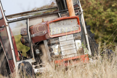 Vieux tracteur abandonn en campagne