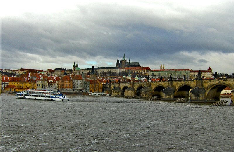 VLTAVA RIVER, CHARLES BRIDGE & PRAGUE CASTLE & CATHEDRAL