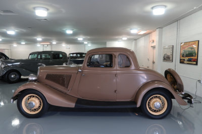 1934 Ford 40 (V-8) Deluxe 5-Window Coupe (1037)