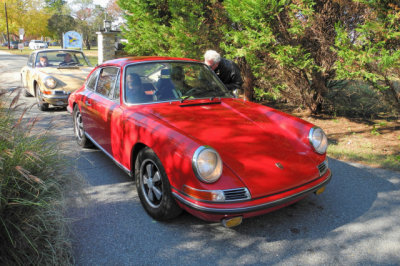 1960s Porsche 911 and, behind it, 1968 Porsche 911 L, Gimmick Rally, 49th Chesapeake Challenge (3976)