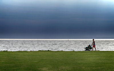 Tidig kvllspromenad vid havet, Varberg