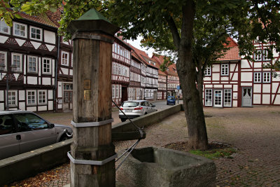 Gammalt marknadstorg med vattenpump, Duderstadt, Tyskland