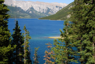 Lake_Minnewanka.JPG