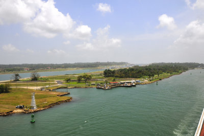 Races to the old and new (left) Gatun locks