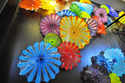 Glass features
