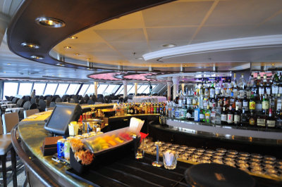 Bar in the Horizon Lounge forward
