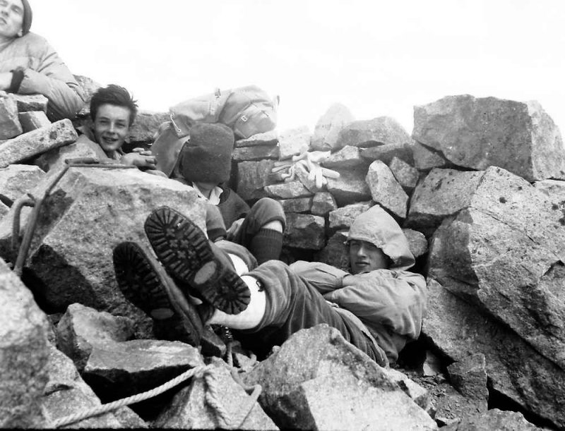 12/7/1961 - Pause casse-crote  labri du vent au cours de la traverse Petit-Pic -- Grand-Pic dOssau