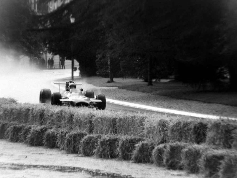 Le bolide entre dans le parc Beaumont