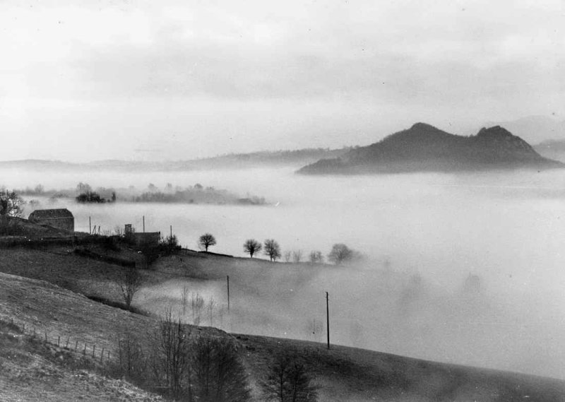 Le Pic de Rbnacq mergeant dune mer de nuages