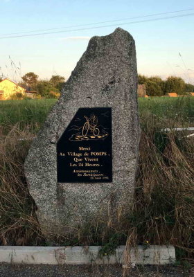 Stèle érigée en souvenir de la célèbre course cycliste de 24 heures à Pomps