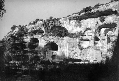 Cavernes de la rive droite, dont certaines furent occupes au palolithique