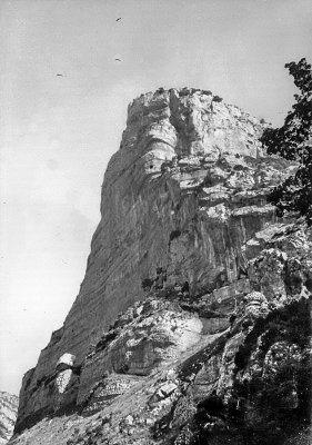 Immenses parois survoles par des vautours