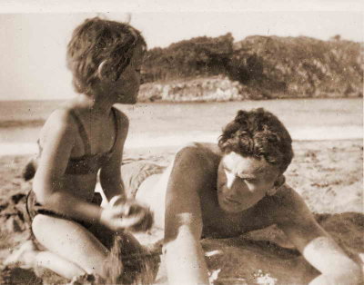 Odile taquine Jean sur la plage, aout 1962