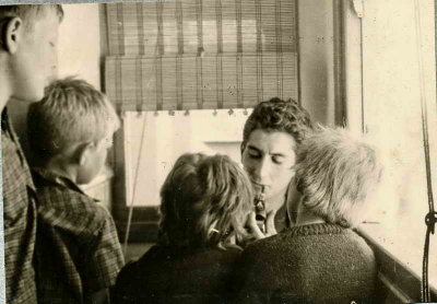 Jean allume la pipe en présence des enfants (Edouard, Nicolas, Claire et Odile), aout 1962.