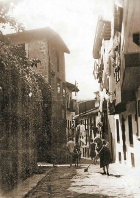 Dans une rue du village de Lequeitio, aout 1962