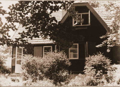 Au fond des bois et au milieu des collines, le chalet.