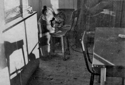 Claire et Odile font leurs devoirs dans un coin de la salle de séjour,1962