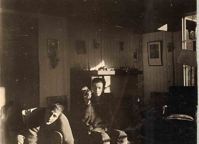 Hervé et François dans le séjour du chalet, 1962