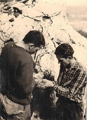 Hervé offre des raisins secs à Jean années 1960