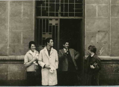 Catherine, François, Jean, Marie devant l'entrée du pensionnat de Pampelune