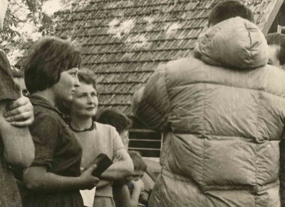 Herv (de dos) et ses admiratriced Marie et Denyse le 1er dcembre 1962