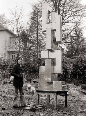  Edouard et l'une de ses œuvres en décembre 1975  